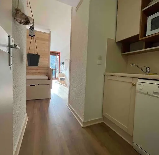 Au Pied Des Pistes - *